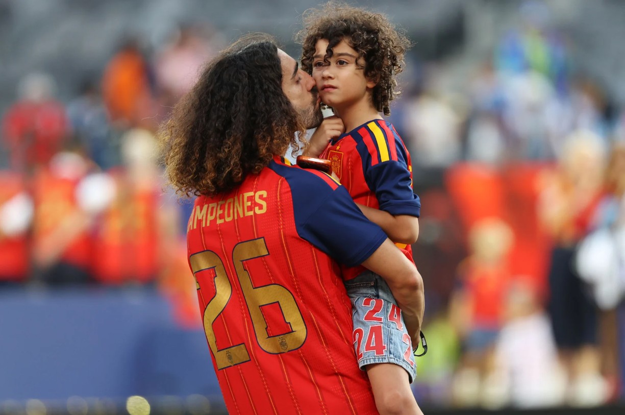 Marc Cucurella d&agrave;nh thời gian cho gia đ&igrave;nh: H&agrave;nh tr&igrave;nh nu&ocirc;i dạy con tự kỷ - Ảnh 4.
