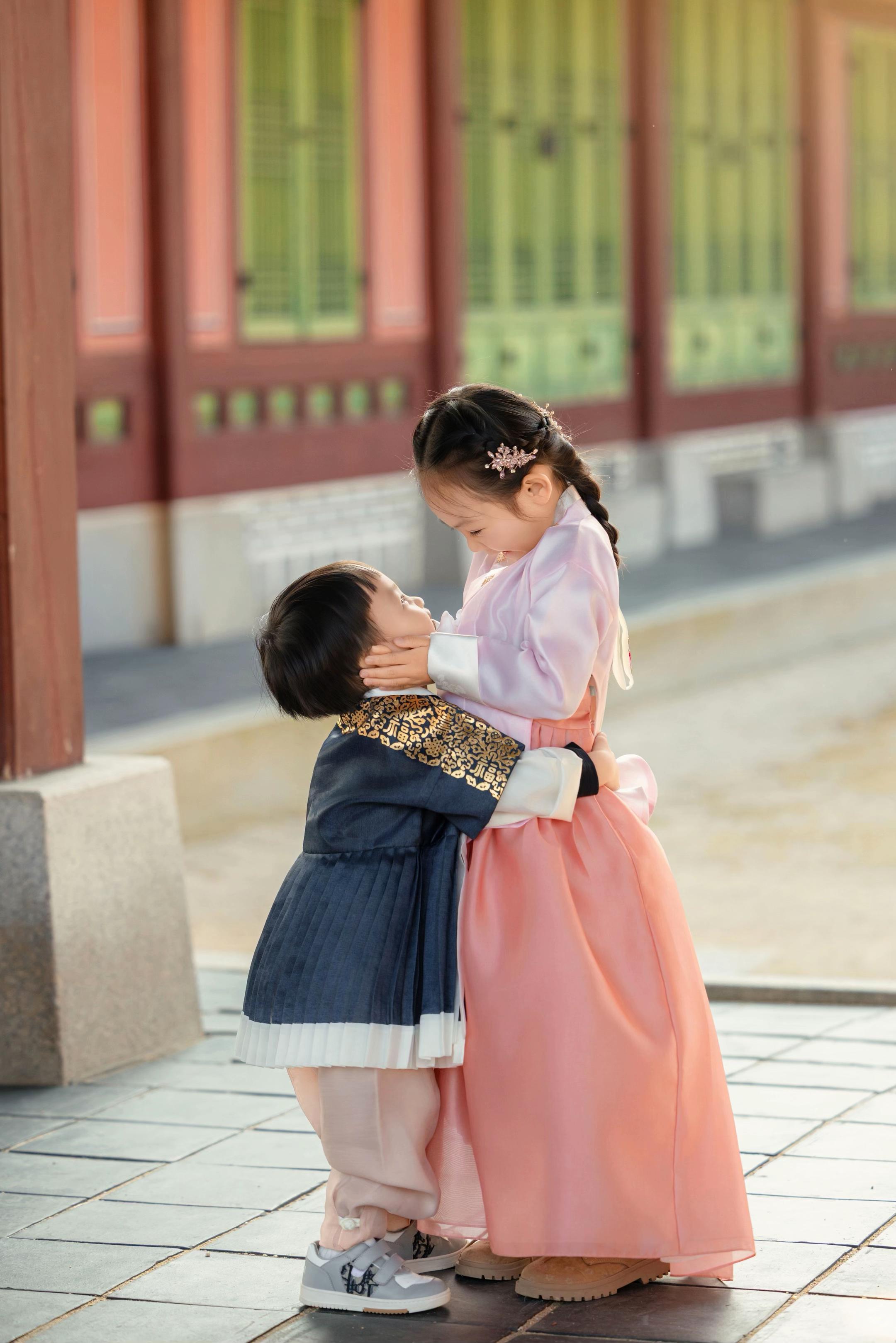 Ái nữ Cường Đô La càng lớn càng có nét mỹ nhân, em út Sutin thốt lên một câu khiến dân mạng "tan chảy": "Sao chị dễ thương thế?"- Ảnh 7.