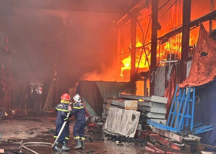 Ch&aacute;y xưởng sản xuất k&iacute;nh ở Th&aacute;i Nguy&ecirc;n g&acirc;y hoang mang cho người d&acirc;n - Ảnh 2.