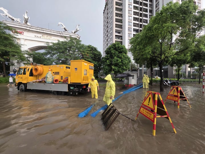 H&agrave; Nội xuất hiện nhiều điểm dềnh nước sau trận mưa lớn ng&agrave;y 25/7 - Ảnh 1.