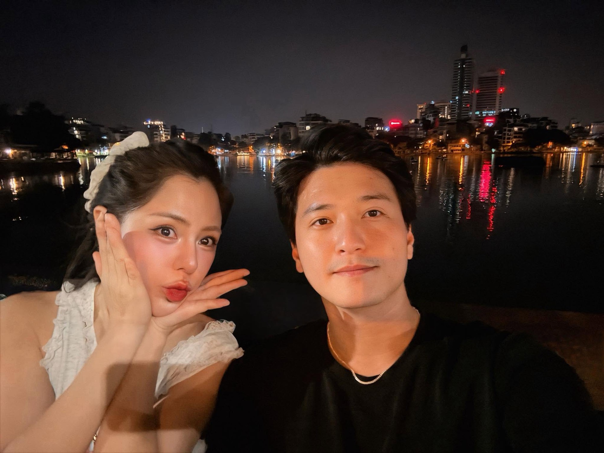Mẹ đơn th&acirc;n c&oacute; 1 con ri&ecirc;ng cưới nam diễn vi&ecirc;n k&eacute;m 6 tuổi: 