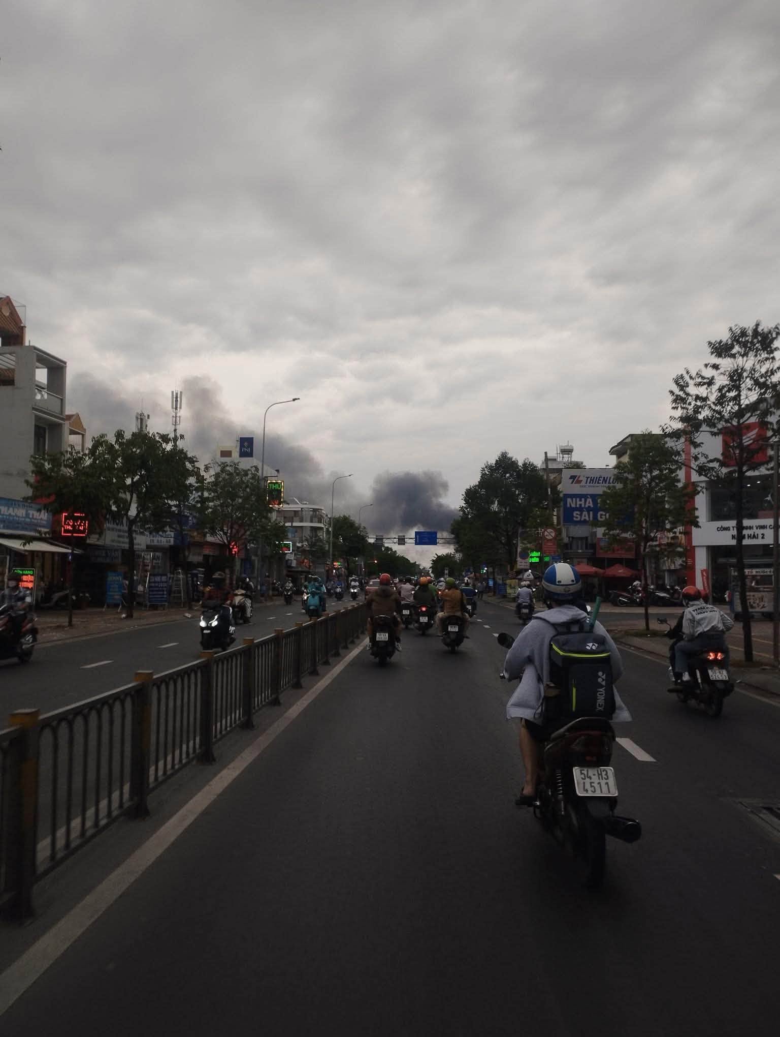 Ch&aacute;y lớn kho h&agrave;ng ở TP . HCM , 7 xe chuy&ecirc;n dụng tham gia cứu hỏa ng&agrave;y 25 / 7 - Ảnh 1.