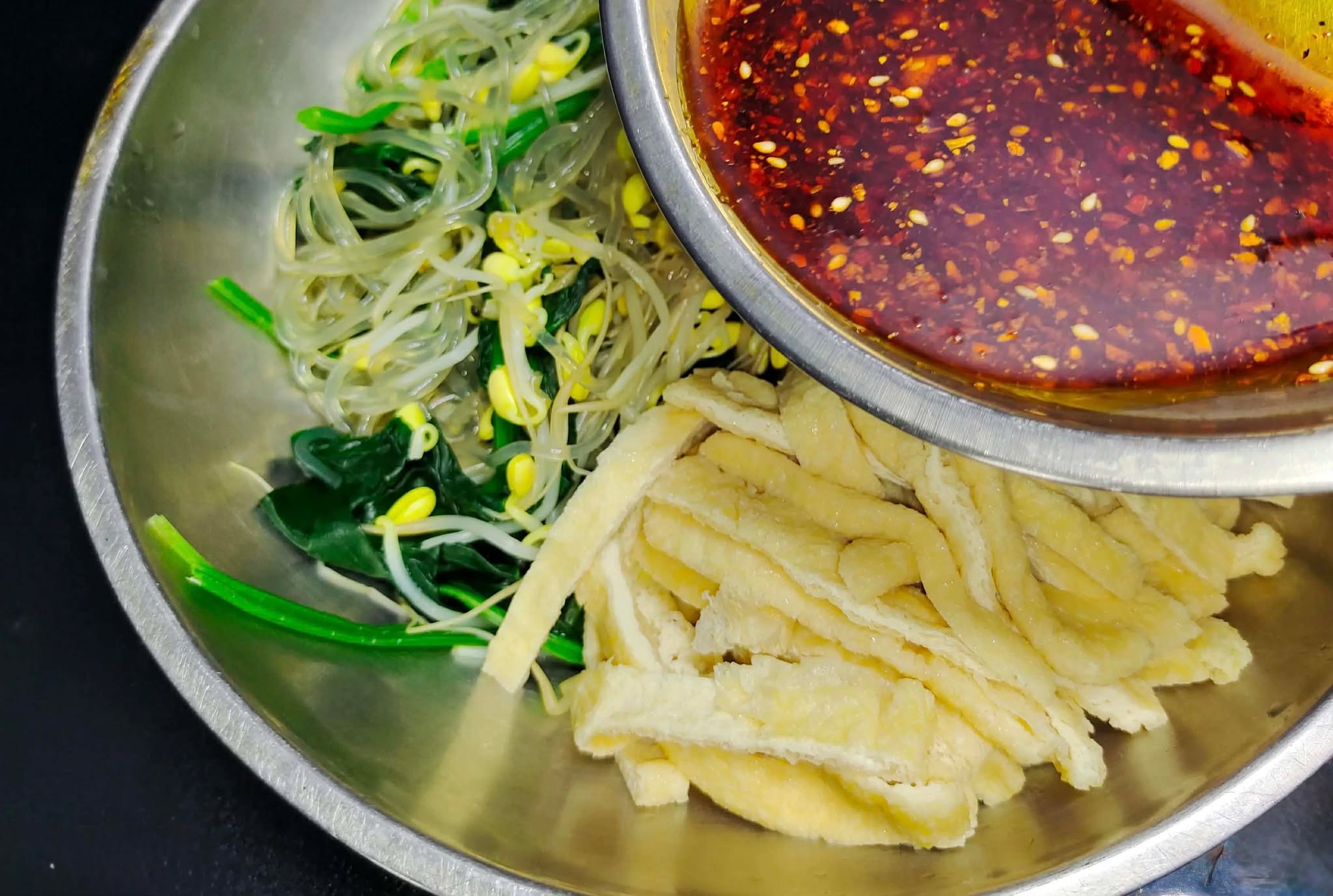 M&oacute;n ăn n&agrave;y ho&agrave;n hảo cho những ng&agrave;y h&egrave; n&oacute;ng bức: C&aacute;ch l&agrave;m rất đơn giản v&agrave; hương vị v&ocirc; c&ugrave;ng đậm đ&agrave; - Ảnh 2.