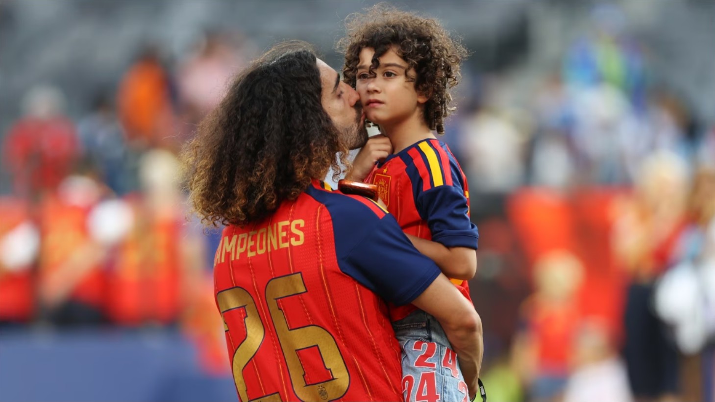 M&aacute;i t&oacute;c d&agrave;i của Marc Cucurella v&agrave; những kỷ niệm đ&aacute;ng nhớ với cậu con trai tự kỷ - Ảnh 1.