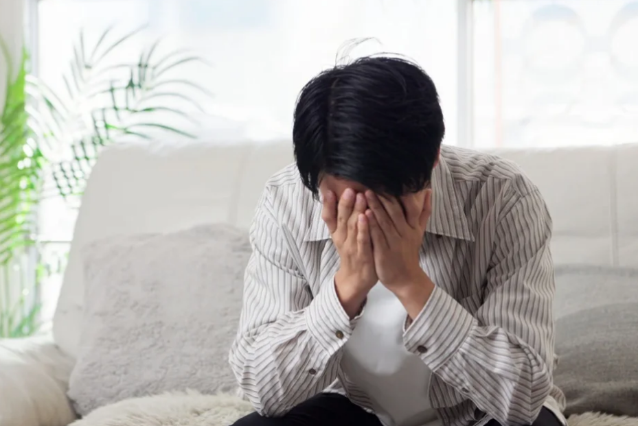Vợ cũ dắt hai con đến 