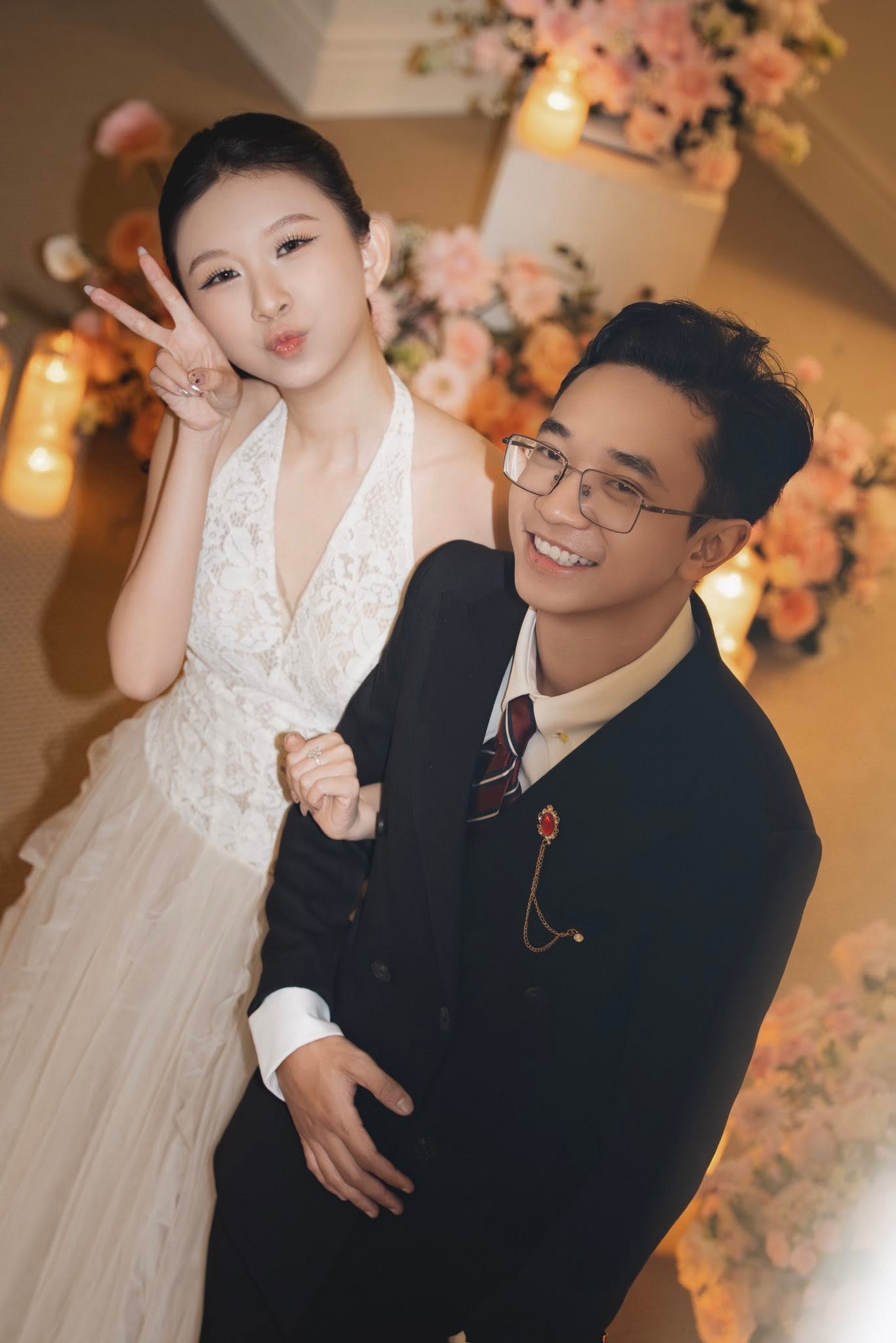 Đ&aacute;m cưới độc đ&aacute;o với m&agrave;n trộn b&aacute;nh tr&aacute;ng của cặp đ&ocirc;i y&ecirc;u 10 năm nổi tiếng tr&ecirc;n TikTok - Ảnh 9.