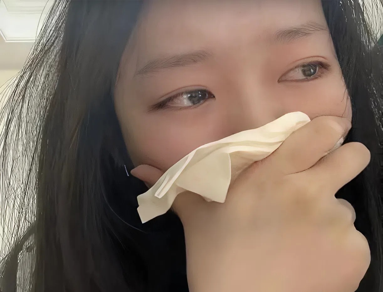Nữ sinh 19 tuổi một m&igrave;nh l&ecirc;n th&agrave;nh phố l&agrave;m th&ecirc;m h&egrave;, mới l&agrave;m 1 ng&agrave;y đ&atilde; suy sụp: 
