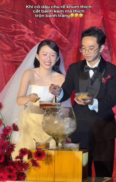 Đ&aacute;m cưới độc đ&aacute;o với m&agrave;n trộn b&aacute;nh tr&aacute;ng của cặp đ&ocirc;i y&ecirc;u 10 năm nổi tiếng tr&ecirc;n TikTok - Ảnh 1.