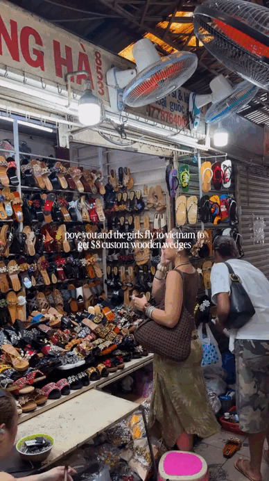 Kh&aacute;ch T&acirc;y trải nghiệm đ&oacute;ng guốc mộc tại chợ T&acirc;n Định - Ảnh 2.