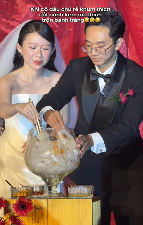 Đ&aacute;m cưới độc đ&aacute;o với m&agrave;n trộn b&aacute;nh tr&aacute;ng của cặp đ&ocirc;i y&ecirc;u 10 năm nổi tiếng tr&ecirc;n TikTok - Ảnh 2.