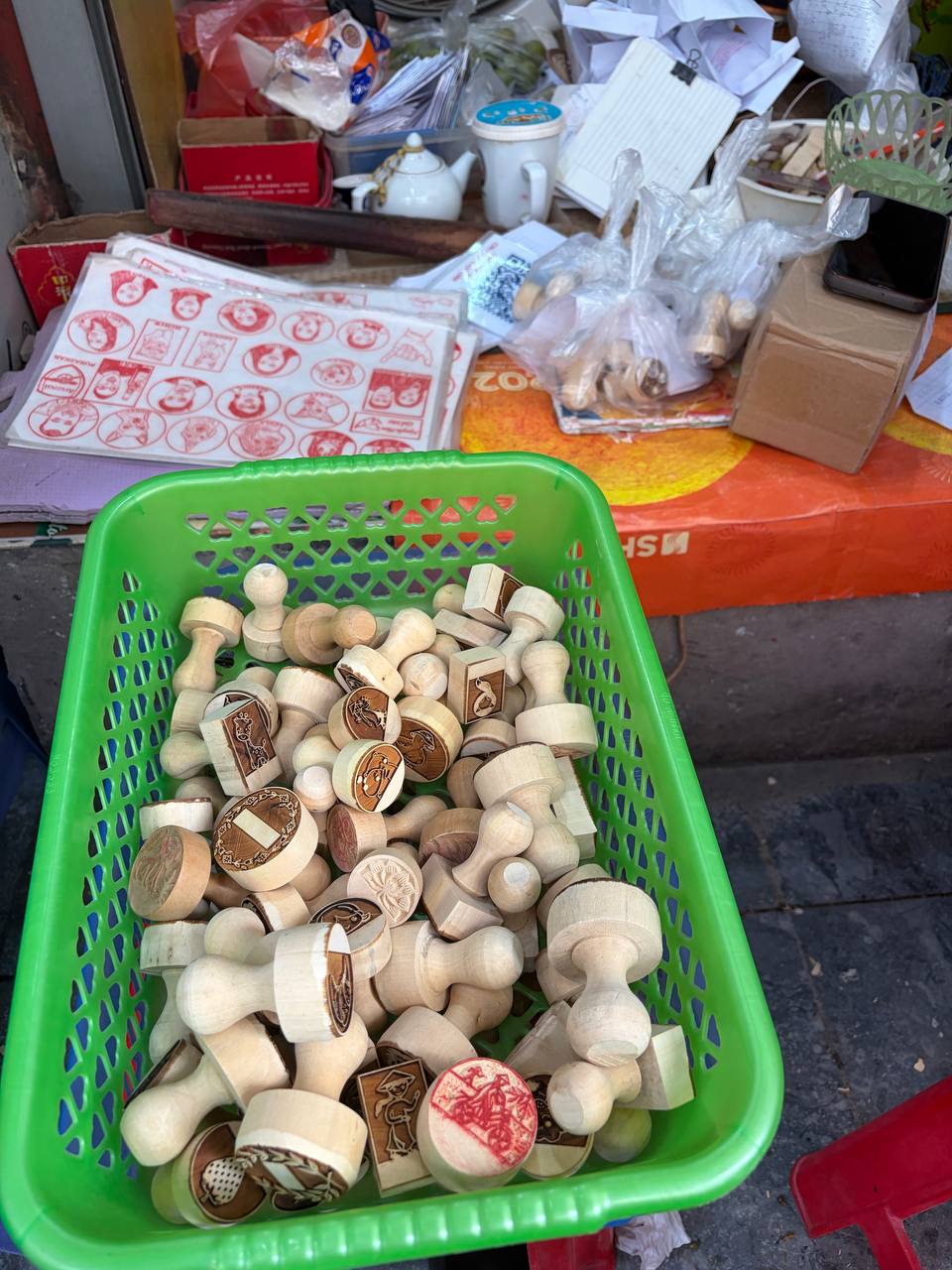 Đến tiệm khắc dấu gỗ Ph&uacute;c Lợi: Trải nghiệm nghệ thuật v&agrave; những c&acirc;u chuyện ch&acirc;n thật - Ảnh 5.