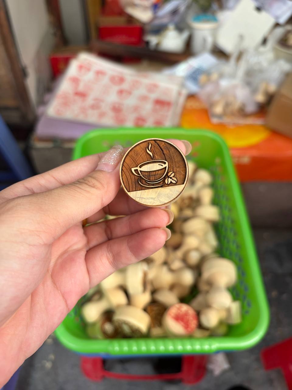 Đến tiệm khắc dấu gỗ Ph&uacute;c Lợi: Trải nghiệm nghệ thuật v&agrave; những c&acirc;u chuyện ch&acirc;n thật - Ảnh 6.