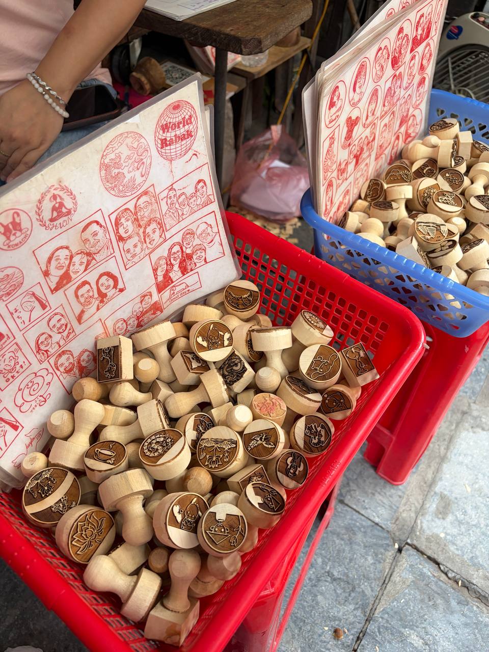 Đến tiệm khắc dấu gỗ Ph&uacute;c Lợi: Trải nghiệm nghệ thuật v&agrave; những c&acirc;u chuyện ch&acirc;n thật - Ảnh 7.