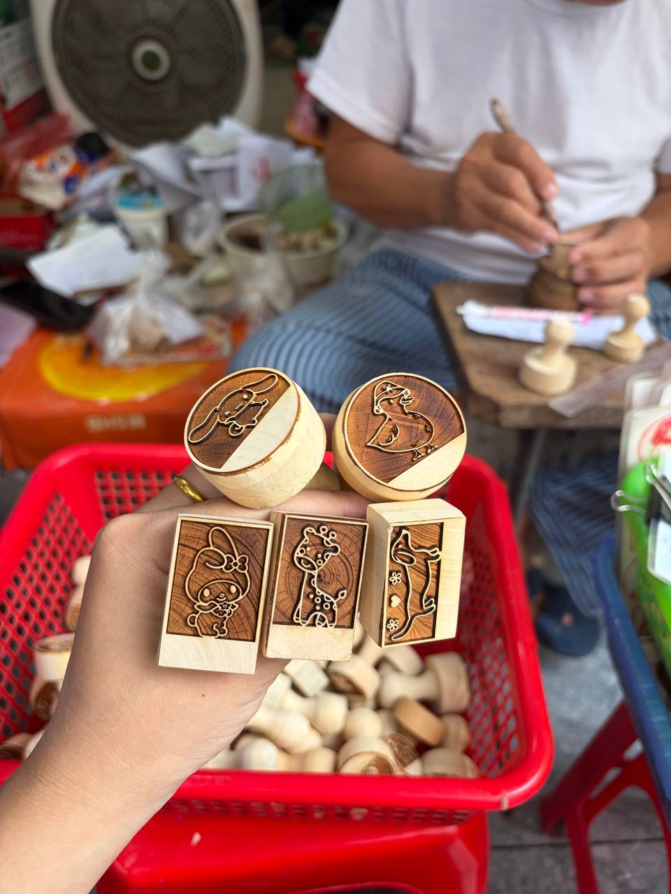 Đến tiệm khắc dấu gỗ Ph&uacute;c Lợi: Trải nghiệm nghệ thuật v&agrave; những c&acirc;u chuyện ch&acirc;n thật - Ảnh 18.