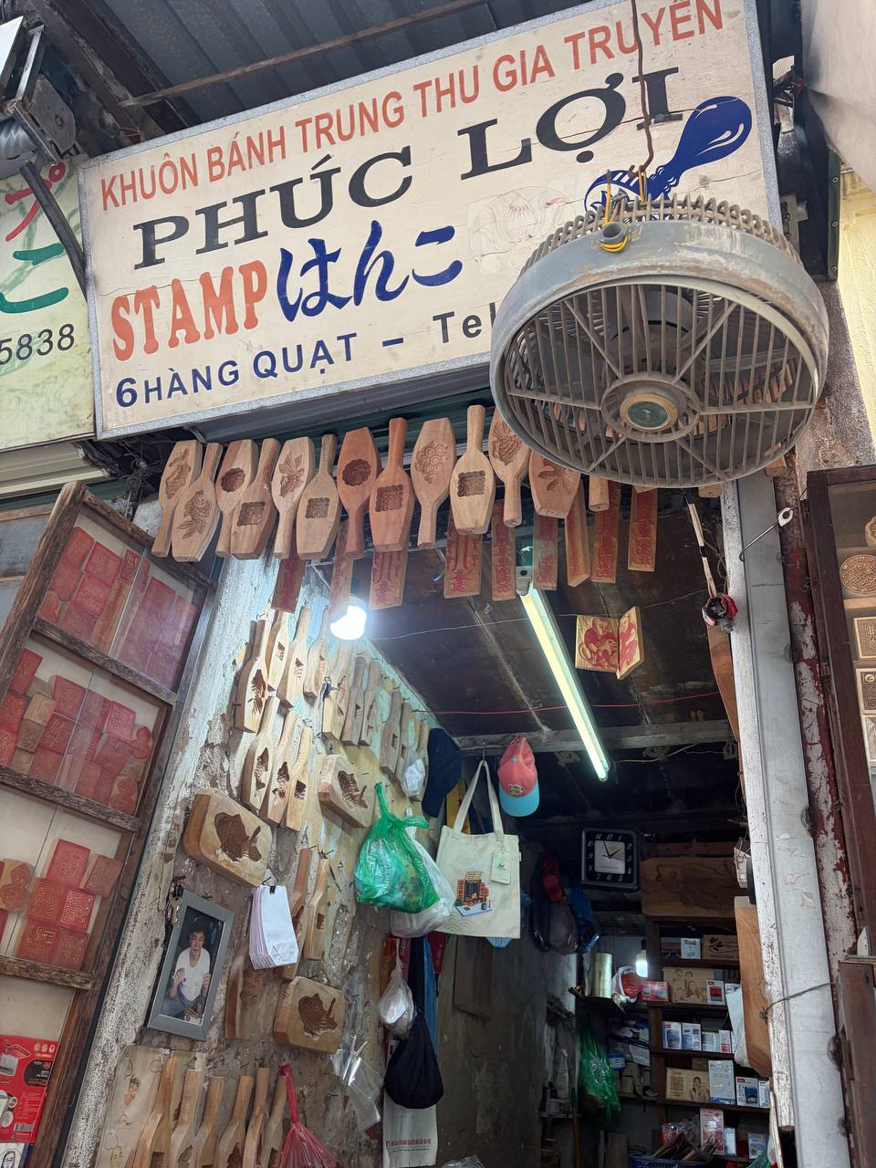 Đến tiệm khắc dấu gỗ Ph&uacute;c Lợi: Trải nghiệm nghệ thuật v&agrave; những c&acirc;u chuyện ch&acirc;n thật - Ảnh 3.