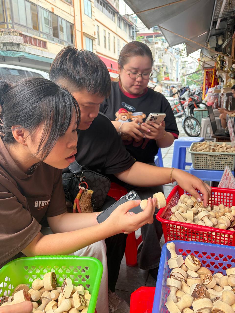 Đến tiệm khắc dấu gỗ Ph&uacute;c Lợi: Trải nghiệm nghệ thuật v&agrave; những c&acirc;u chuyện ch&acirc;n thật - Ảnh 10.