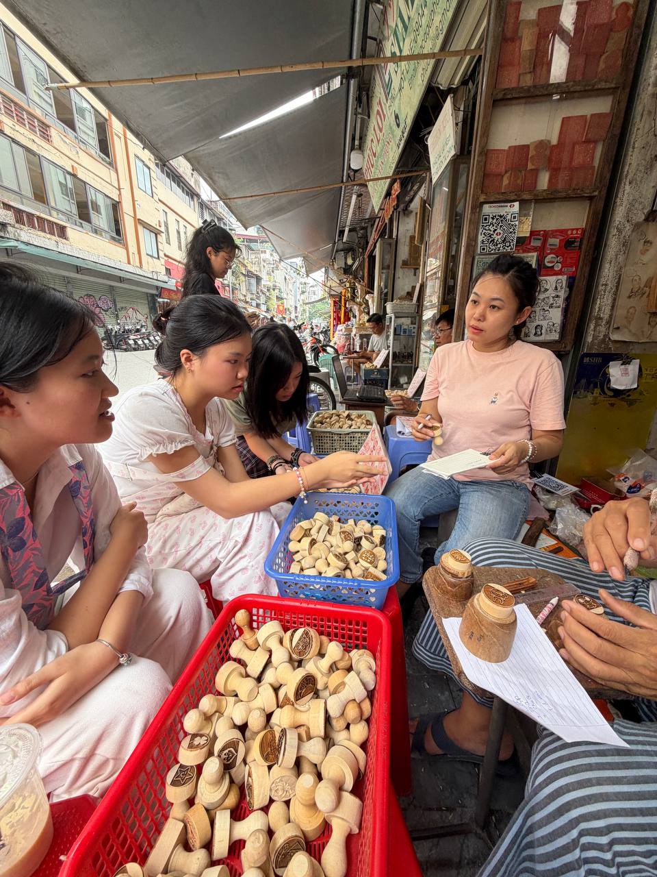 Đến tiệm khắc dấu gỗ Ph&uacute;c Lợi: Trải nghiệm nghệ thuật v&agrave; những c&acirc;u chuyện ch&acirc;n thật - Ảnh 16.