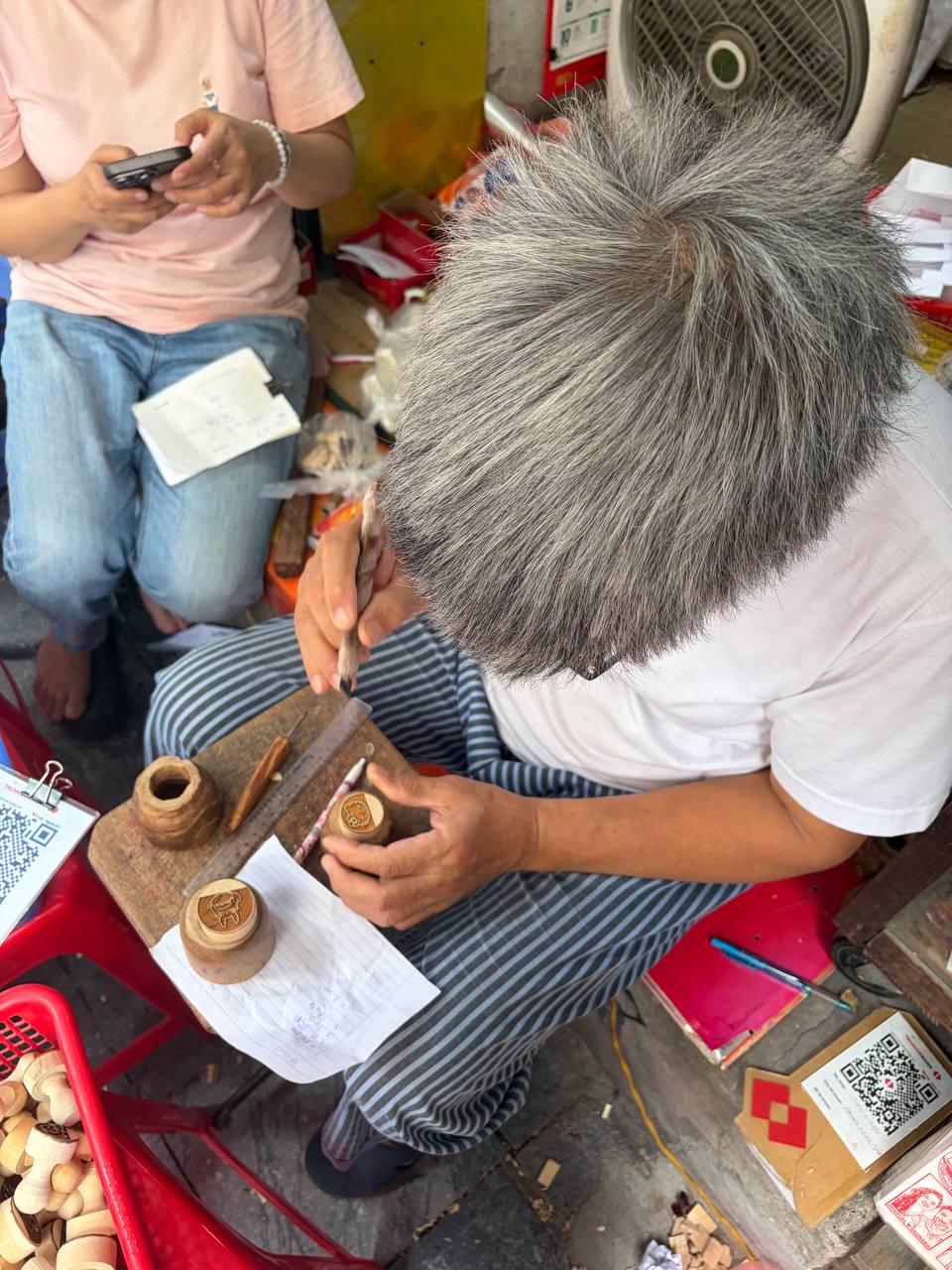 Đến tiệm khắc dấu gỗ Ph&uacute;c Lợi: Trải nghiệm nghệ thuật v&agrave; những c&acirc;u chuyện ch&acirc;n thật - Ảnh 8.