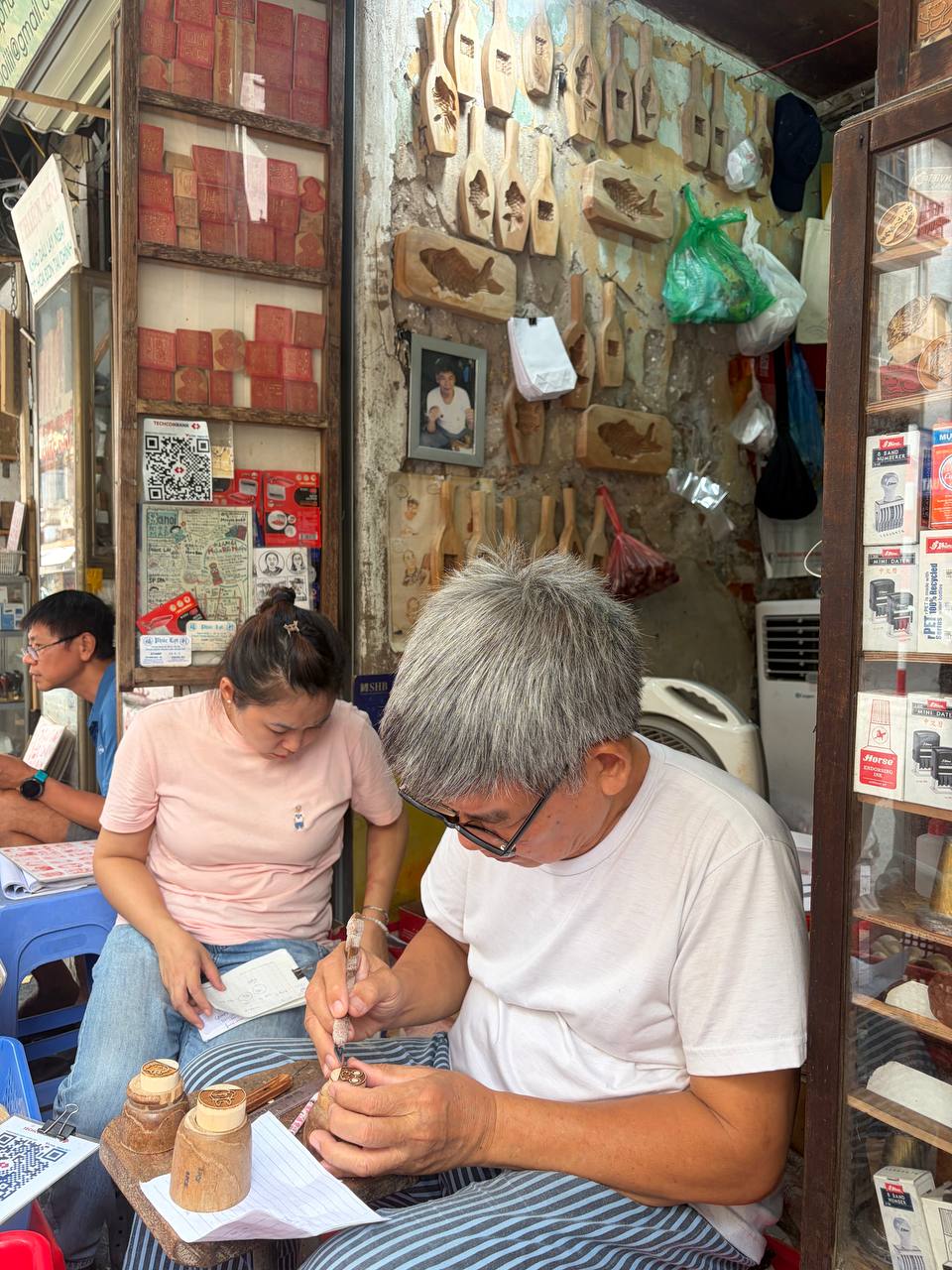 Đến tiệm khắc dấu gỗ Ph&uacute;c Lợi: Trải nghiệm nghệ thuật v&agrave; những c&acirc;u chuyện ch&acirc;n thật - Ảnh 11.