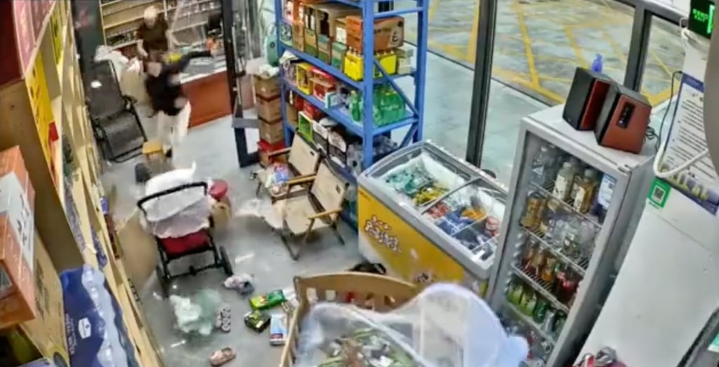 Khoảnh khắc b&eacute; g&aacute;i 6 tuổi bị b&atilde;o Noul cuốn văng ra ng&ograve;ai c&ugrave;ng cũi - Ảnh 2.