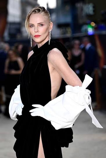 The Odyssey g&acirc;y sốt, c&ograve;n Charlize Theron g&acirc;y ấn tượng mạnh với v&oacute;c d&aacute;ng tuổi 50 nhờ 4 th&oacute;i quen đơn giản- Ảnh 7.