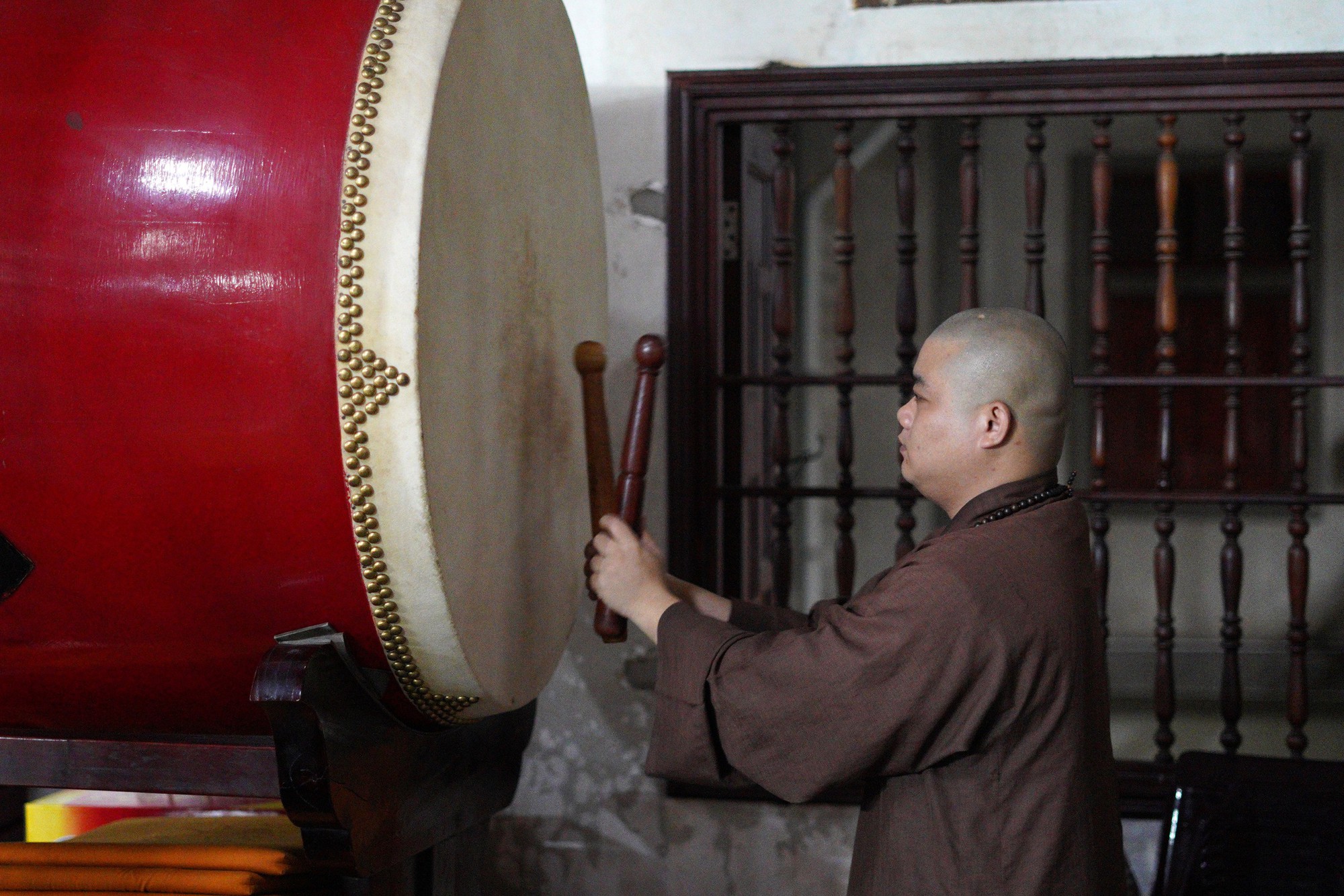 Cử ba hồi chu&ocirc;ng tưởng niệm c&aacute;c Anh h&ugrave;ng liệt sĩ tại ch&ugrave;a tr&ecirc;n to&agrave;n quốc năm 2026 - Ảnh 1.