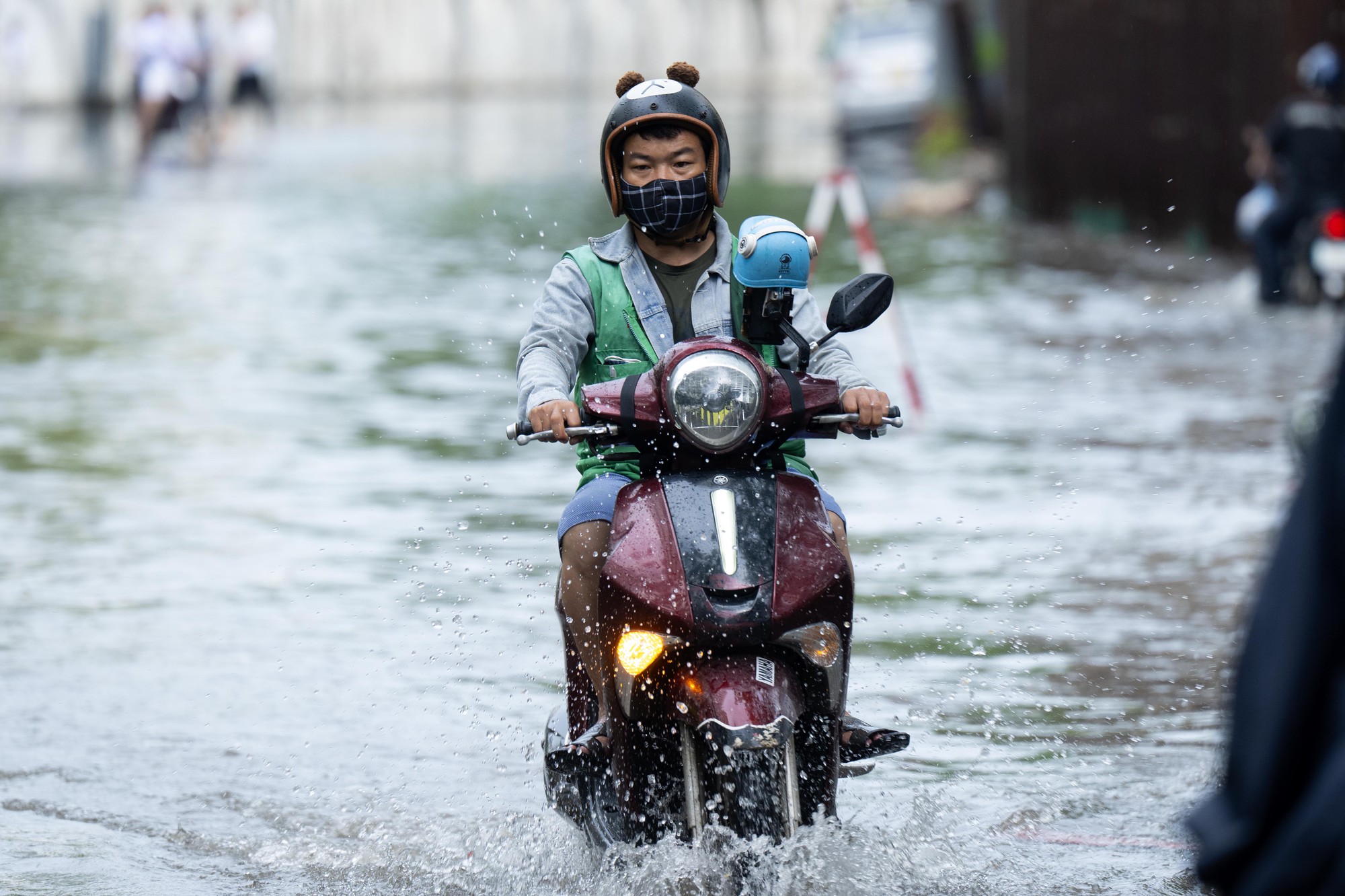 Hà Nội dềnh nước sau cơn mưa lớn ngày 27/7 khiến người dân vất vả di chuyển - Ảnh 1. Hà Nội dềnh nước sau cơn mưa lớn ngày 27/7 khiến người dân vất vả di chuyển - Ảnh 1.