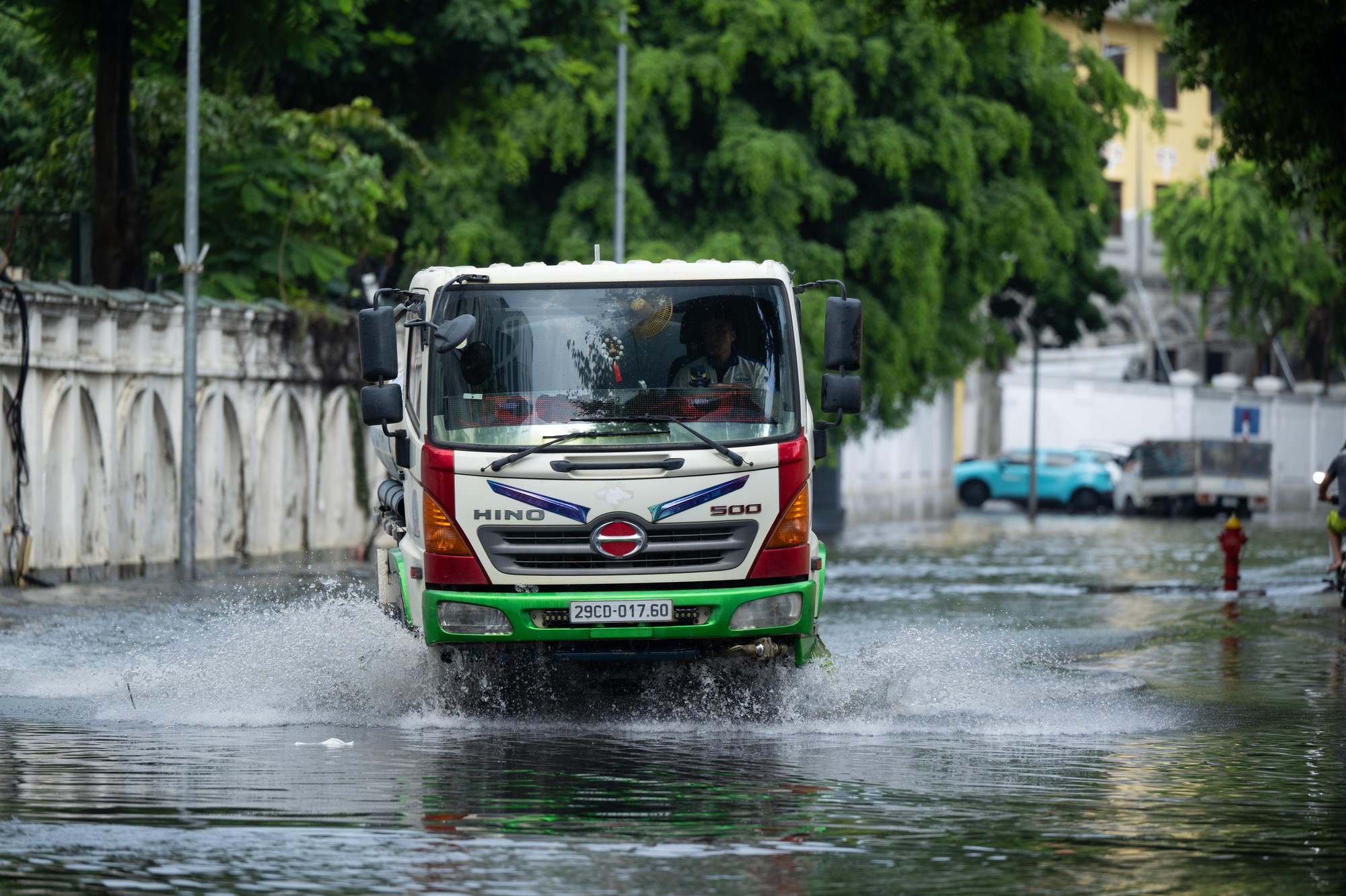 Hà Nội dềnh nước sau cơn mưa lớn ngày 27/7 khiến người dân vất vả di chuyển - Ảnh 4. Hà Nội dềnh nước sau cơn mưa lớn ngày 27/7 khiến người dân vất vả di chuyển - Ảnh 4.