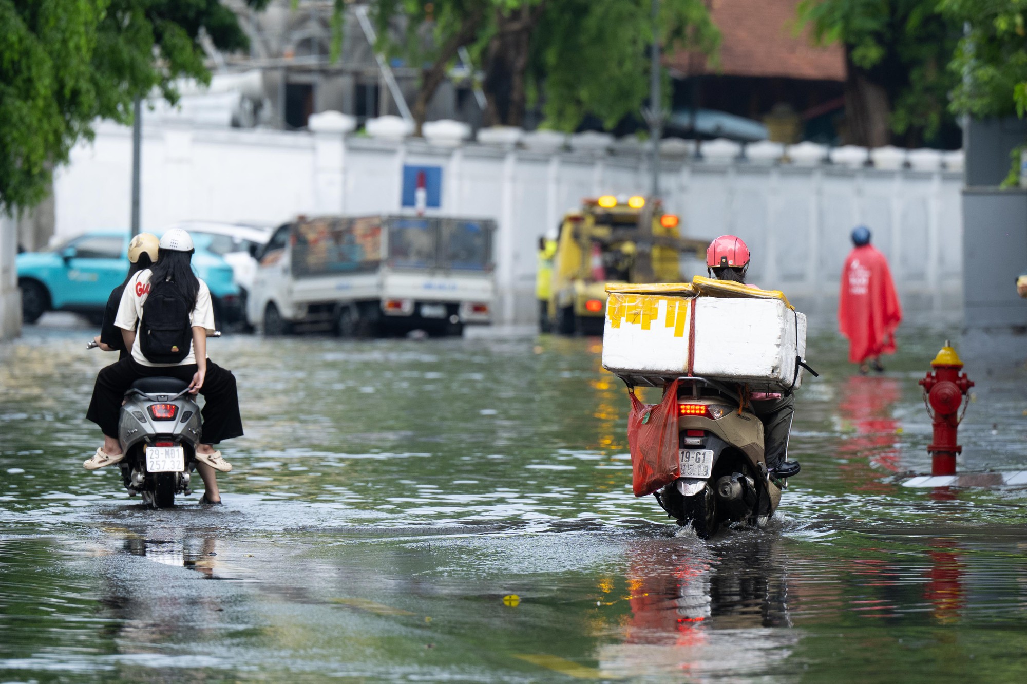 Hà Nội dềnh nước sau cơn mưa lớn ngày 27/7 khiến người dân vất vả di chuyển - Ảnh 2. Hà Nội dềnh nước sau cơn mưa lớn ngày 27/7 khiến người dân vất vả di chuyển - Ảnh 2.