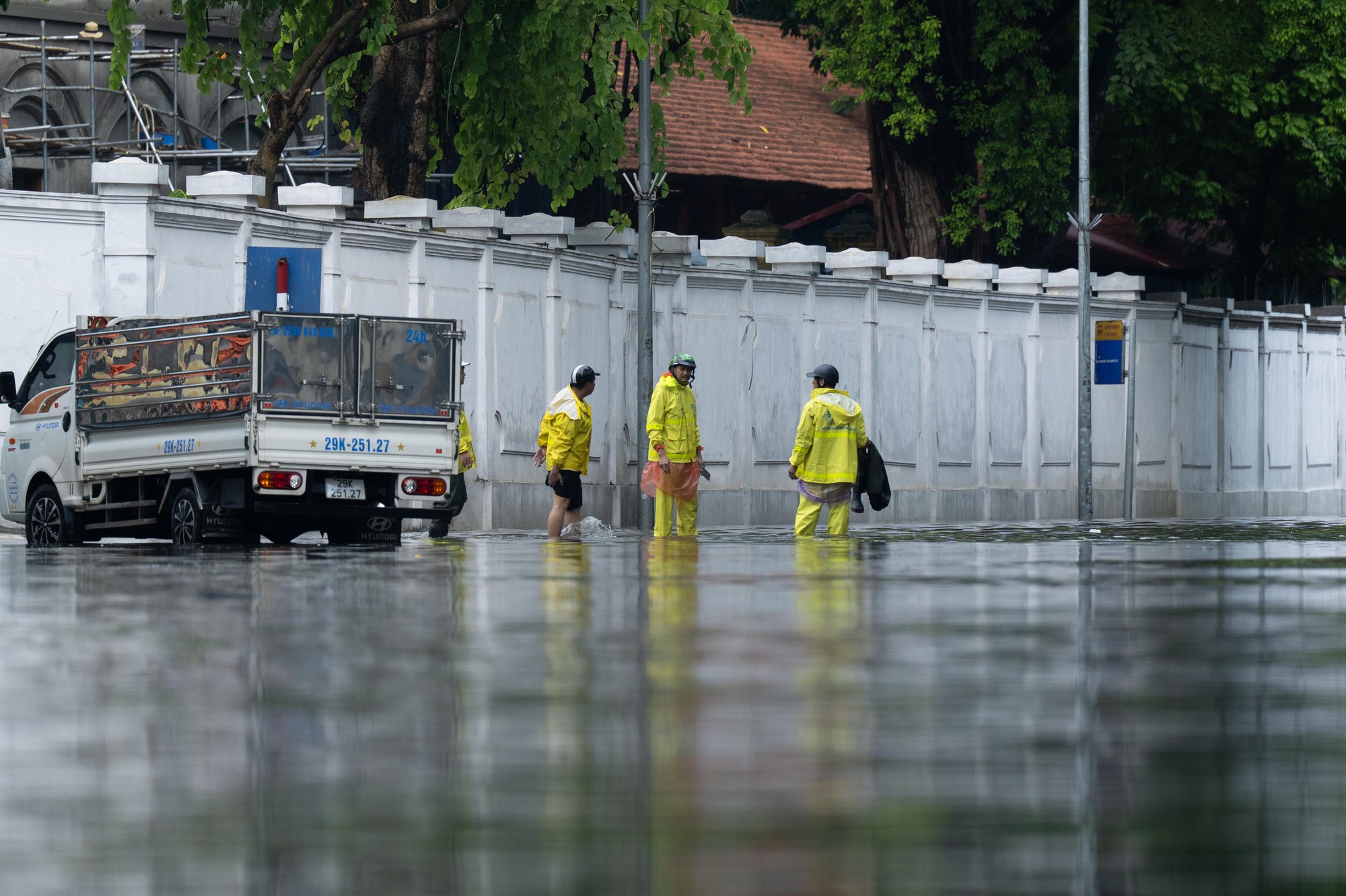Hà Nội dềnh nước sau cơn mưa lớn ngày 27/7 khiến người dân vất vả di chuyển - Ảnh 10. Hà Nội dềnh nước sau cơn mưa lớn ngày 27/7 khiến người dân vất vả di chuyển - Ảnh 10.