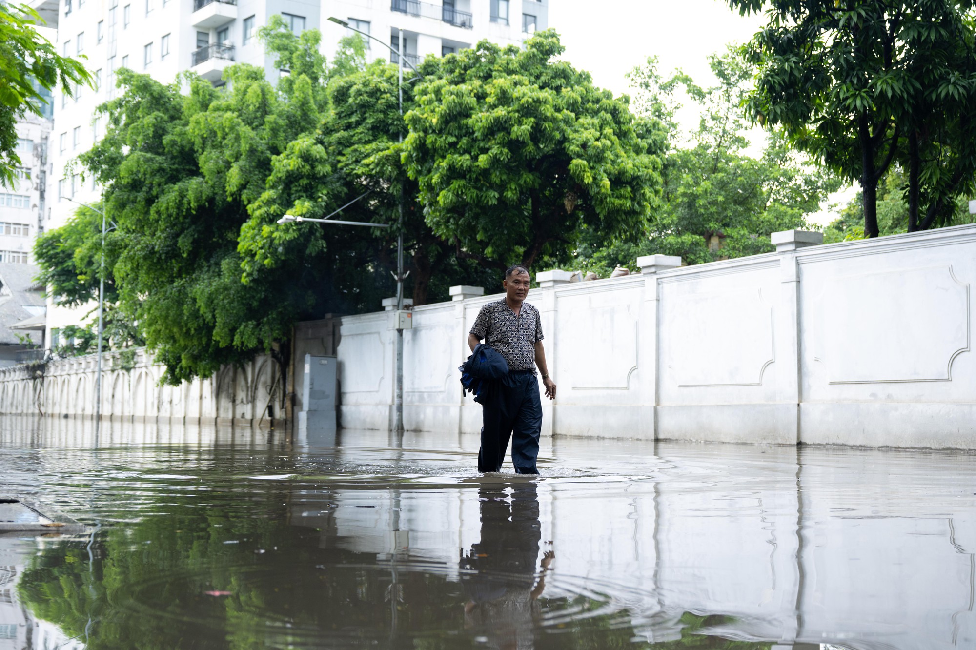 Hà Nội dềnh nước sau cơn mưa lớn ngày 27/7 khiến người dân vất vả di chuyển - Ảnh 7. Hà Nội dềnh nước sau cơn mưa lớn ngày 27/7 khiến người dân vất vả di chuyển - Ảnh 7.
