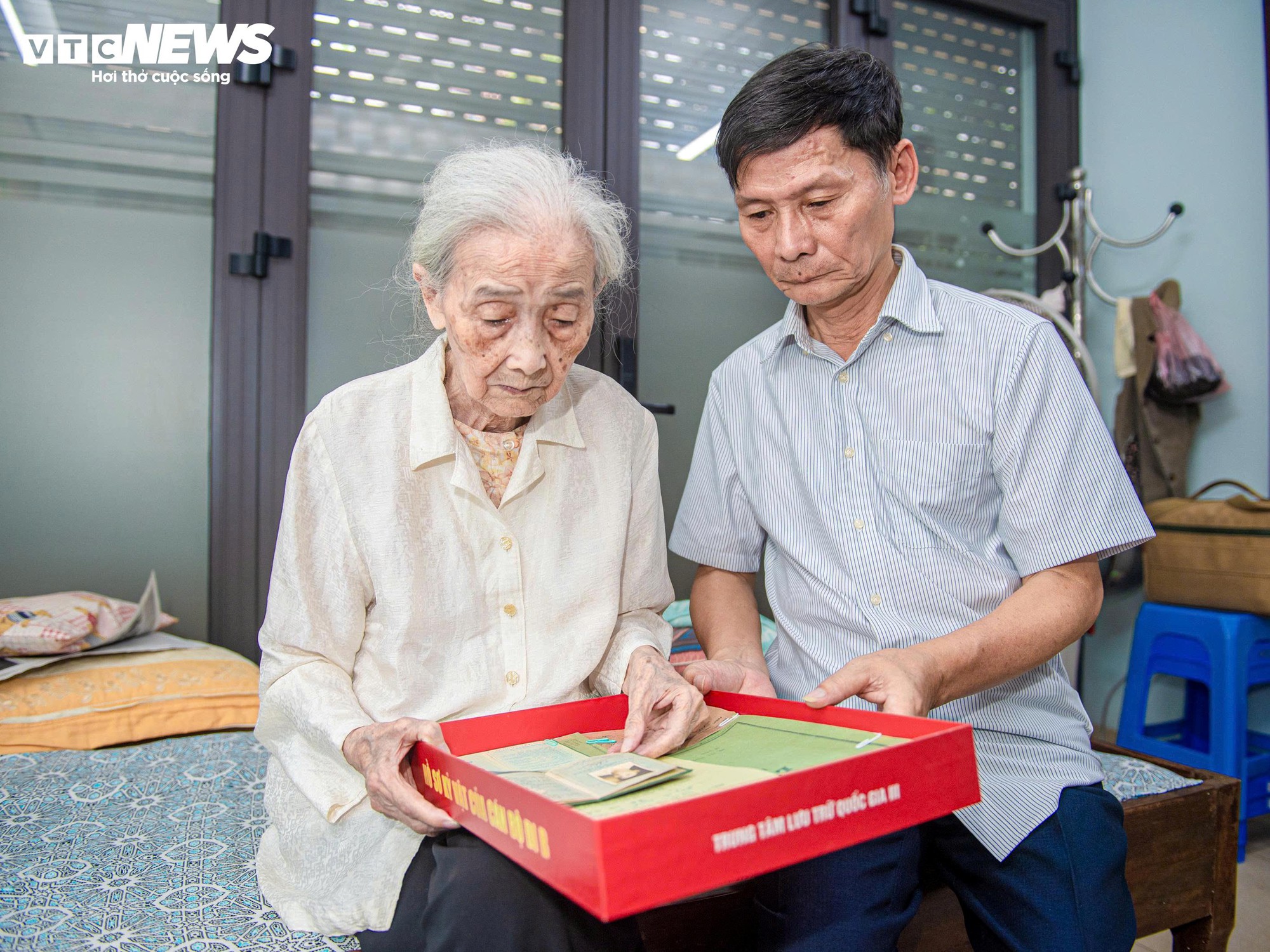 60 Năm chờ đợi , người vợ 93 tuổi nghẹn ng&agrave;o đ&oacute;n kỷ vật liệt sĩ Nguyễn Đức Ch&acirc;u - Ảnh 1.