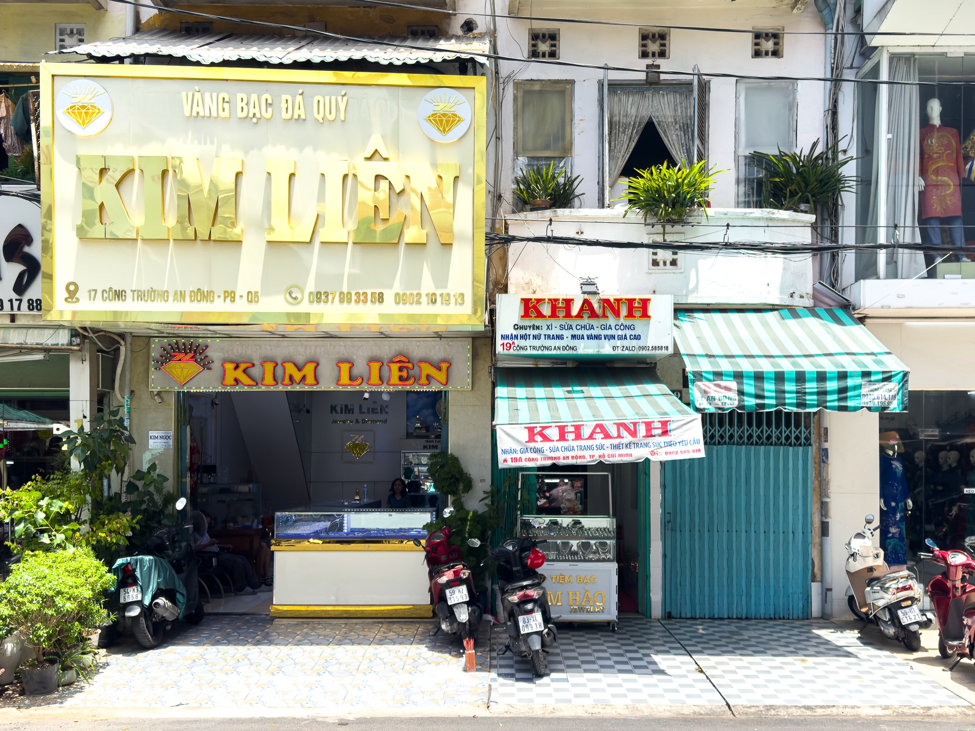 Cảnh tượng v&agrave;ng bạc , đ&aacute; q&uacute;y tp . Hcm: Cửa tiệm đ&oacute;ng cửa , kh&ocirc;ng kh&iacute; mua b&aacute;n trầm lắng - Ảnh 14.