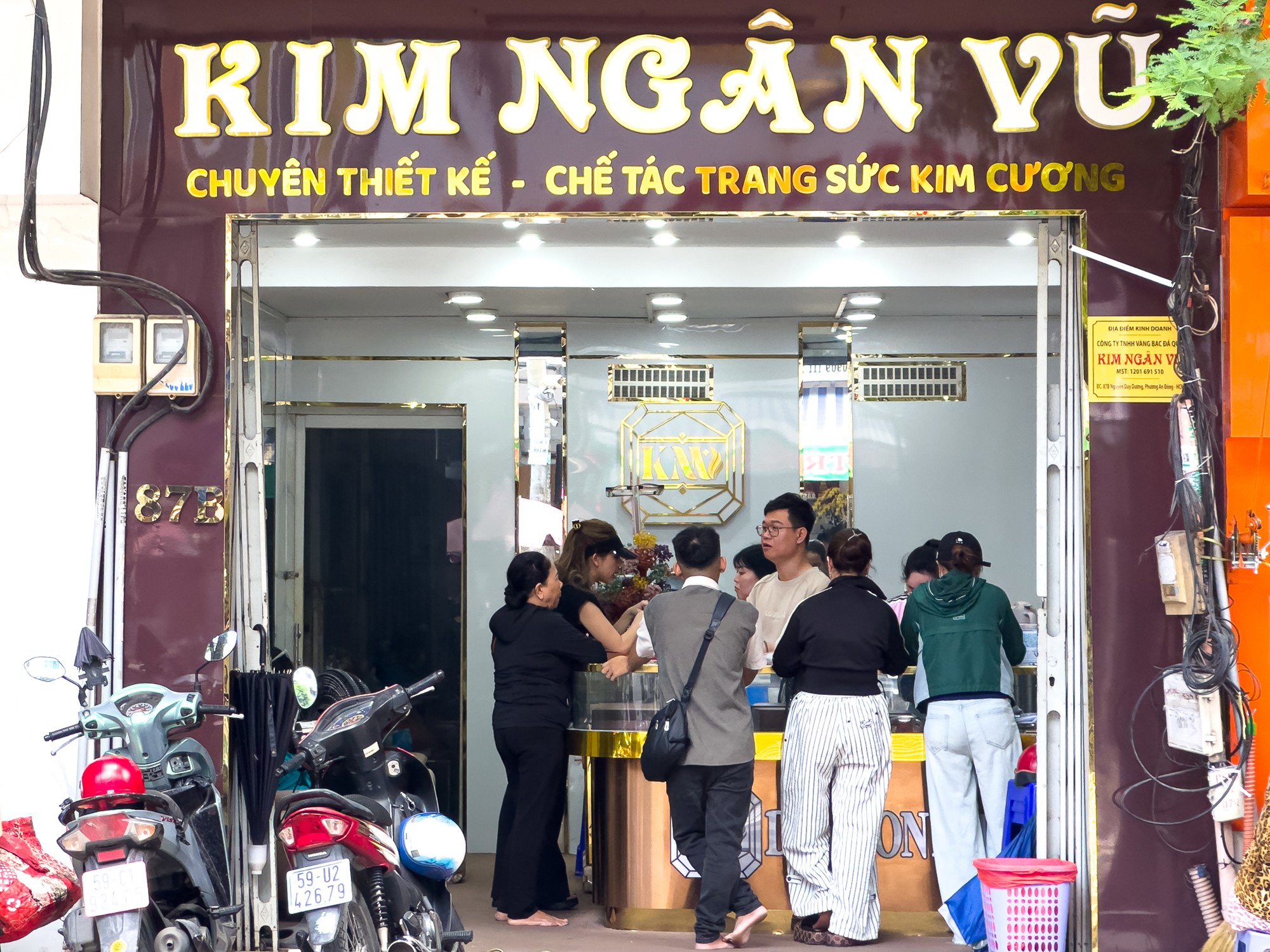 Cảnh tượng v&agrave;ng bạc , đ&aacute; q&uacute;y tp . Hcm: Cửa tiệm đ&oacute;ng cửa , kh&ocirc;ng kh&iacute; mua b&aacute;n trầm lắng - Ảnh 19.