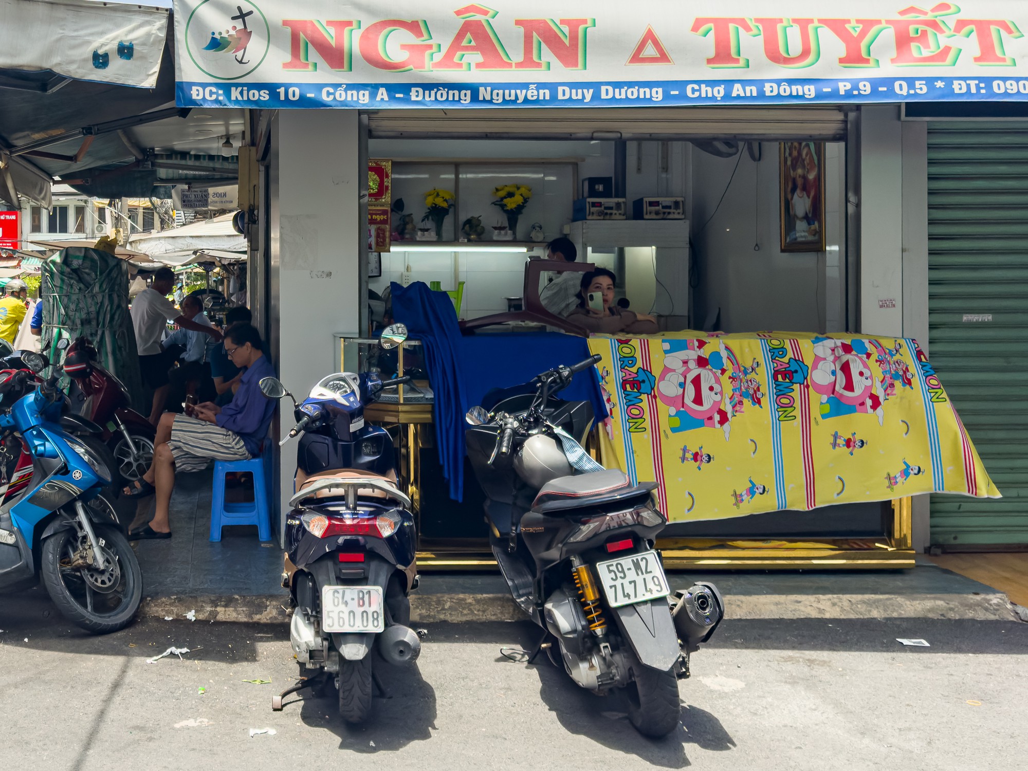 Cảnh tượng v&agrave;ng bạc , đ&aacute; q&uacute;y tp . Hcm: Cửa tiệm đ&oacute;ng cửa , kh&ocirc;ng kh&iacute; mua b&aacute;n trầm lắng - Ảnh 20.