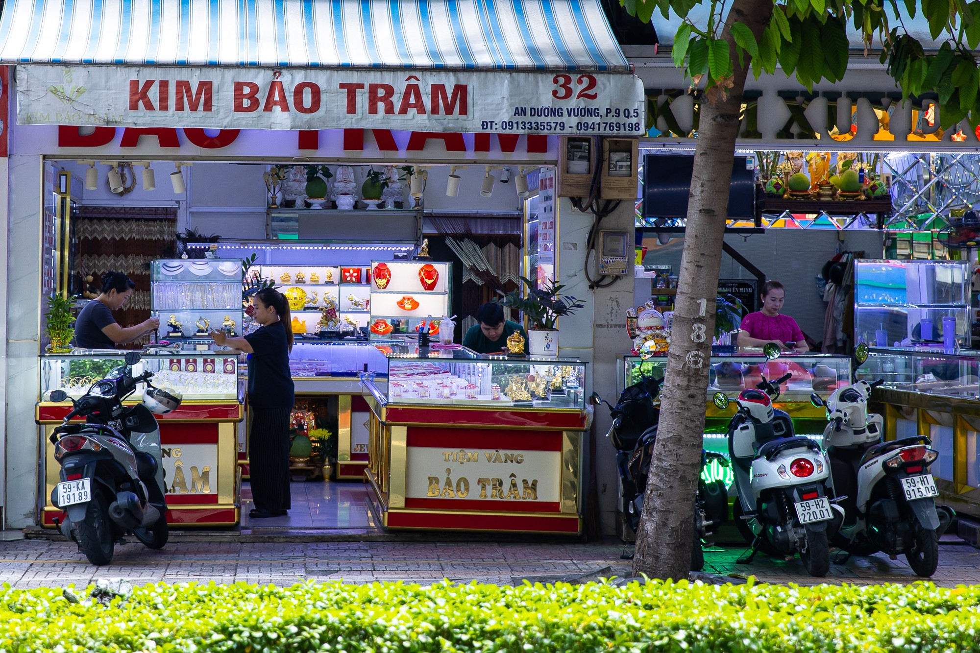 Cảnh tượng v&agrave;ng bạc , đ&aacute; q&uacute;y tp . Hcm: Cửa tiệm đ&oacute;ng cửa , kh&ocirc;ng kh&iacute; mua b&aacute;n trầm lắng - Ảnh 17.