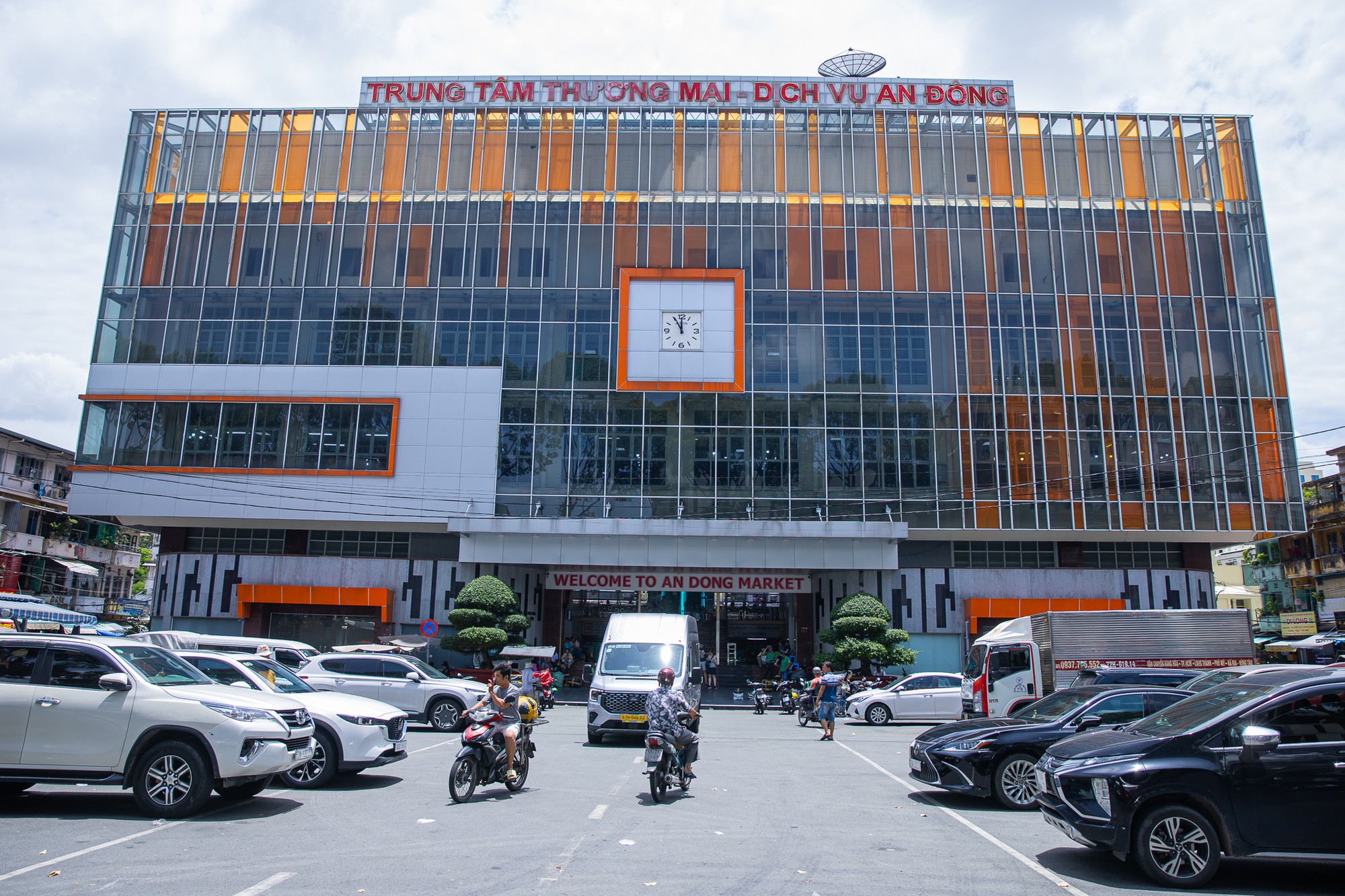 Cảnh tượng v&agrave;ng bạc , đ&aacute; q&uacute;y tp . Hcm: Cửa tiệm đ&oacute;ng cửa , kh&ocirc;ng kh&iacute; mua b&aacute;n trầm lắng - Ảnh 1.