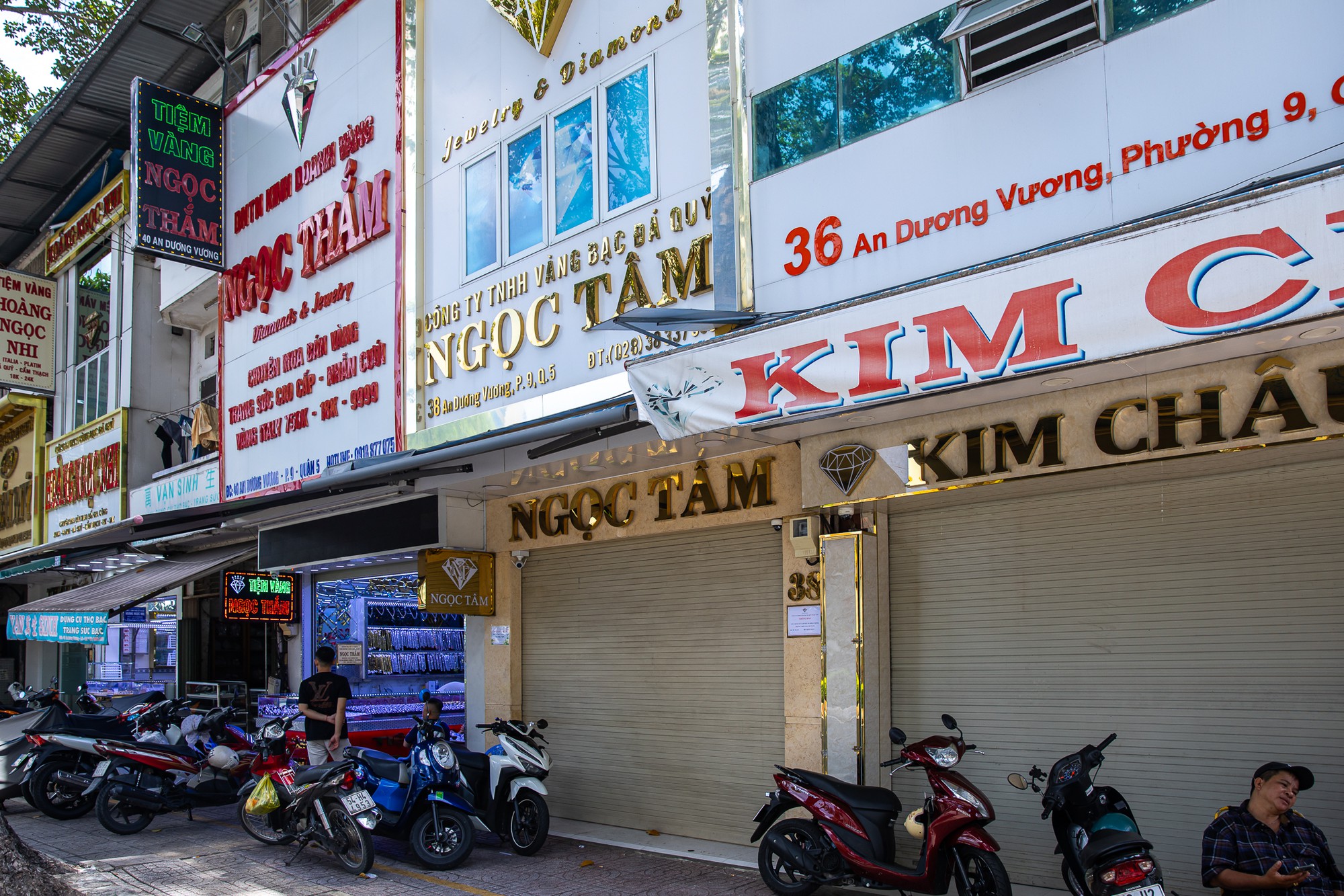 Cảnh tượng v&agrave;ng bạc , đ&aacute; q&uacute;y tp . Hcm: Cửa tiệm đ&oacute;ng cửa , kh&ocirc;ng kh&iacute; mua b&aacute;n trầm lắng - Ảnh 13.