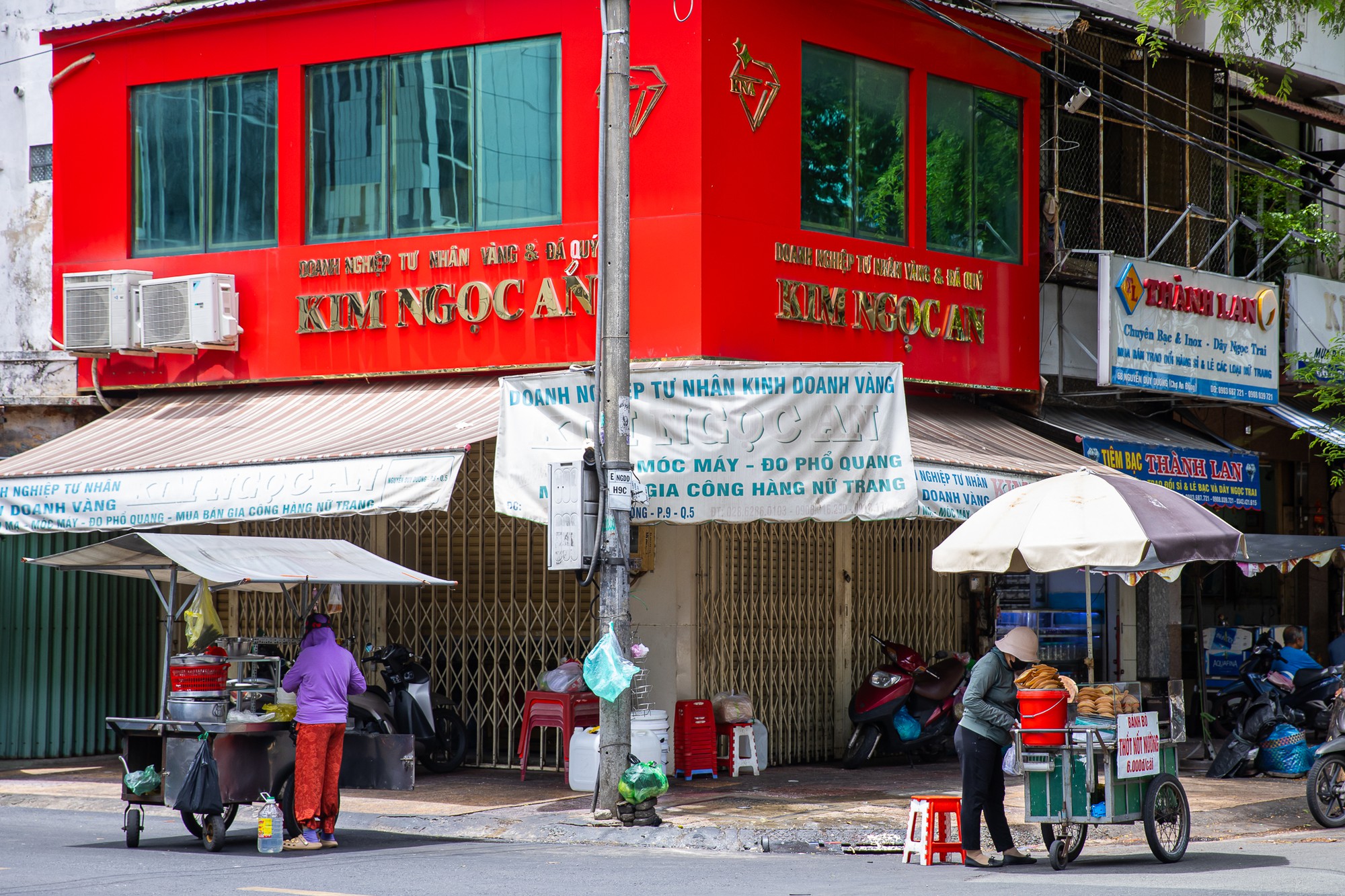 Cảnh tượng v&agrave;ng bạc , đ&aacute; q&uacute;y tp . Hcm: Cửa tiệm đ&oacute;ng cửa , kh&ocirc;ng kh&iacute; mua b&aacute;n trầm lắng - Ảnh 11.