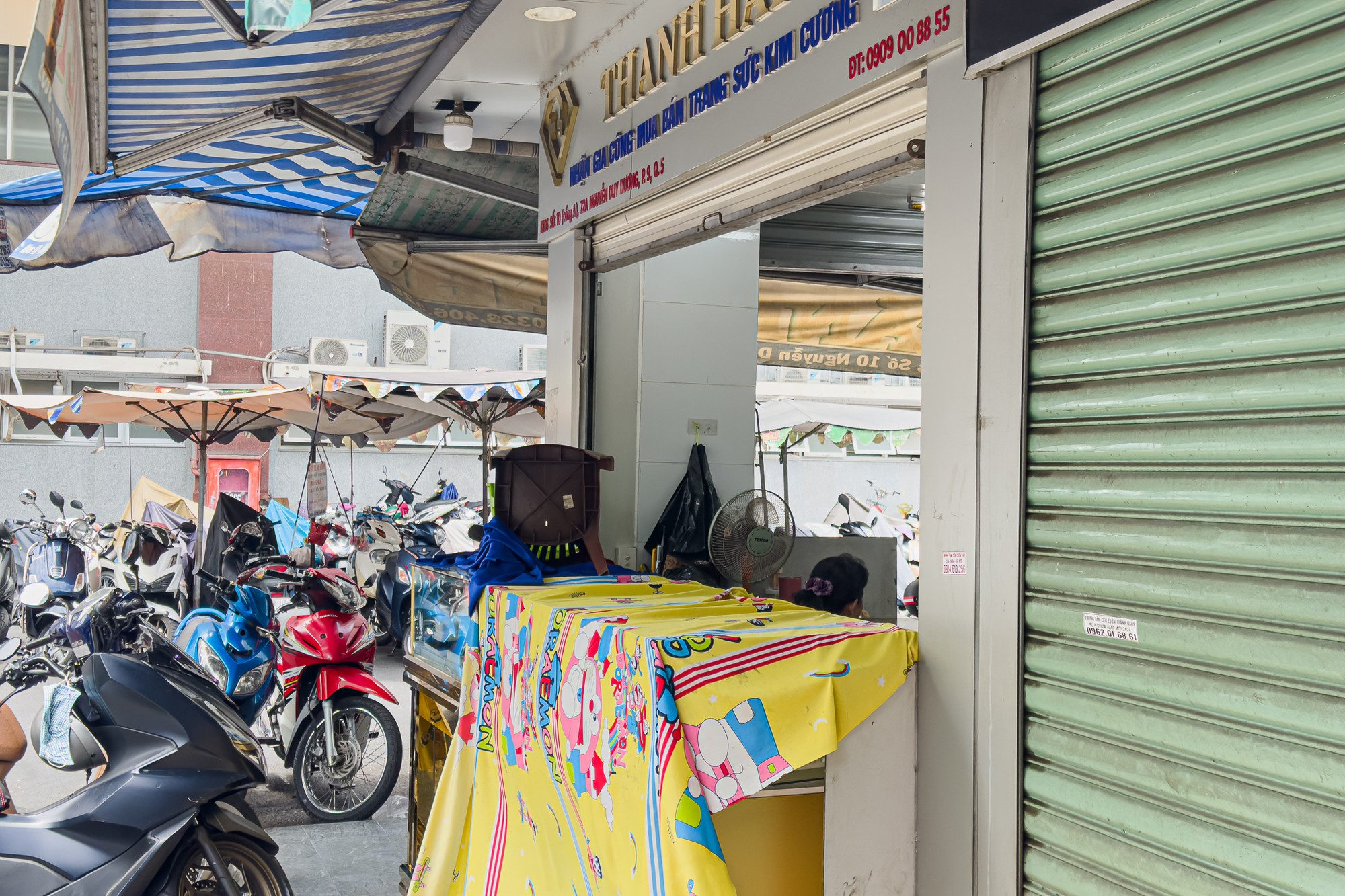 Cảnh tượng v&agrave;ng bạc , đ&aacute; q&uacute;y tp . Hcm: Cửa tiệm đ&oacute;ng cửa , kh&ocirc;ng kh&iacute; mua b&aacute;n trầm lắng - Ảnh 9.