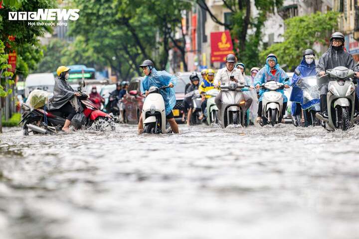 H&agrave; Nội l&yacute; giải ngập &uacute;ng ng&otilde; 42 Giang Văn Minh sau mưa lớn - Ảnh 1.