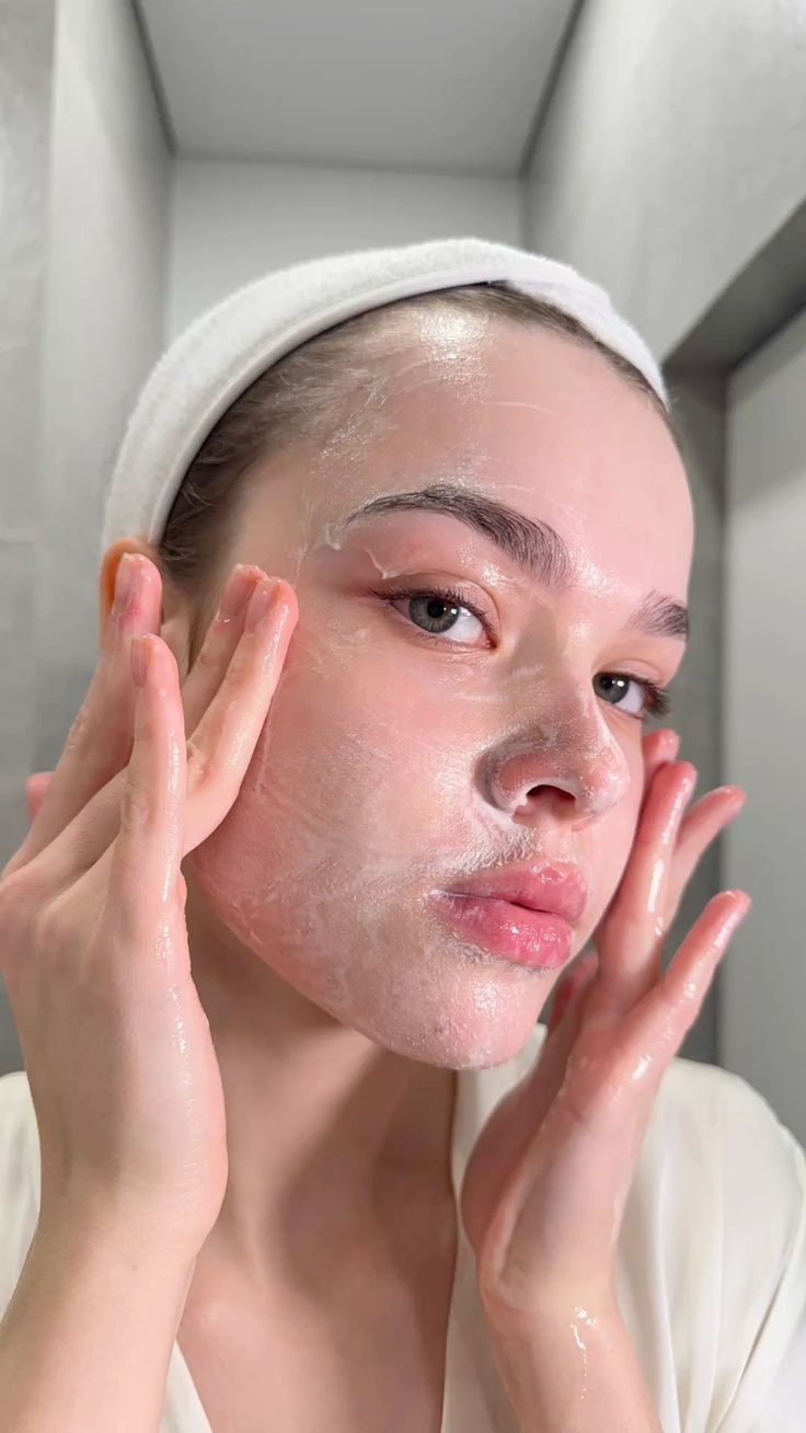 Nhiều người vẫn l&agrave;m bước skincare n&agrave;y mỗi tuần m&agrave; kh&ocirc;ng biết c&oacute; thể khiến da gi&agrave; nhanh hơn - Ảnh 1.