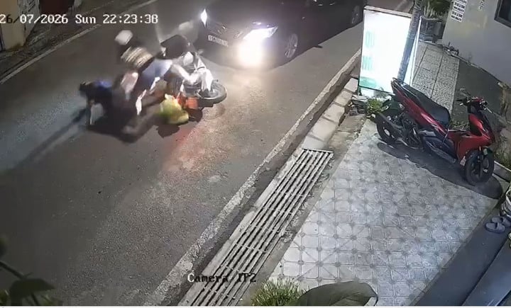 T&agrave;i xế &ocirc; t&ocirc; Hải Ph&ograve;ng t&ocirc;ng xe m&aacute;y chở 4 người rồi bỏ chạy g&acirc;y bức x&uacute;c - Ảnh 1.