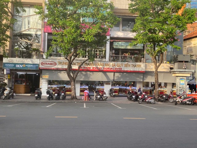 Đi t&igrave;m những tiệm kim cương c&ograve;n mở cửa ở TP.HCM sau biến động lớn của thị trường - Ảnh 2.