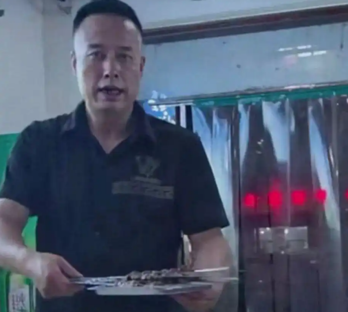 Chủ nh&agrave; h&agrave;ng thịt nướng giống Elon Musk thu h&uacute;t kh&aacute;ch h&agrave;ng tại Trung Quốc - Ảnh 2.