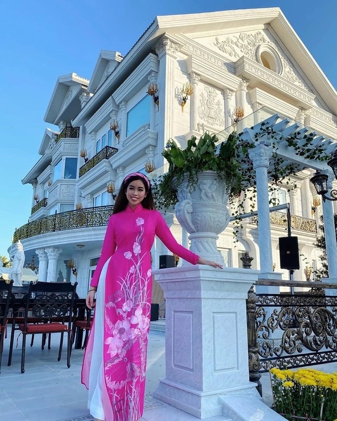 Cuộc sống hạnh ph&uacute;c của Ti&ecirc;n nguyễn, Hiếu Nguyễn trong l&acirc;u đ&agrave;i triệu đ&ocirc; - Ảnh 3.