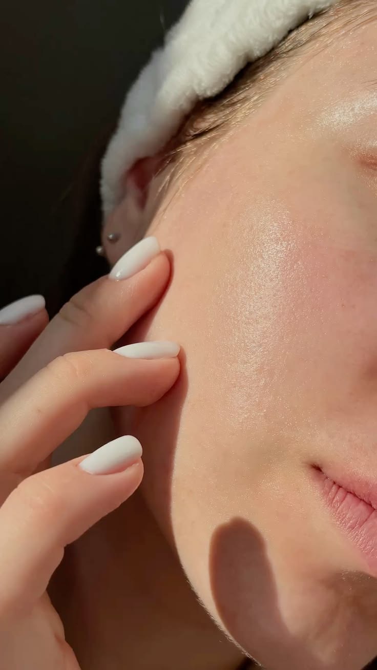Nhiều người vẫn l&agrave;m bước skincare n&agrave;y mỗi tuần m&agrave; kh&ocirc;ng biết c&oacute; thể khiến da gi&agrave; nhanh hơn - Ảnh 2.