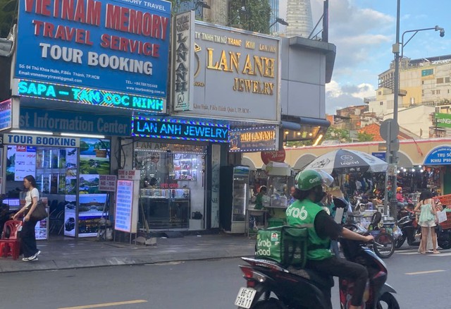 Đi t&igrave;m những tiệm kim cương c&ograve;n mở cửa ở TP.HCM sau biến động lớn của thị trường - Ảnh 1.