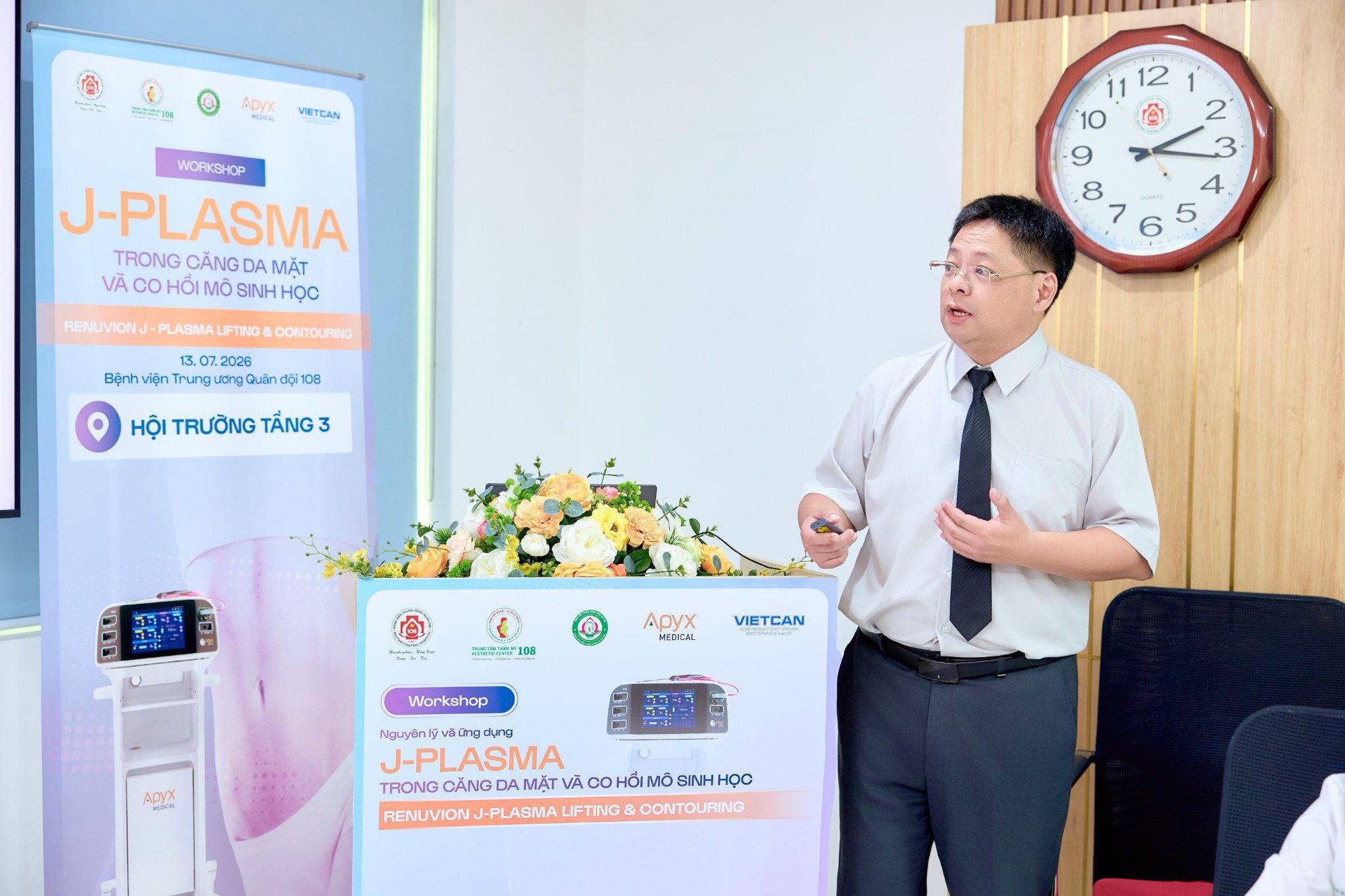 BV 108 thực hiện ca mổ thị phạm ứng dụng c&ocirc;ng nghệ Renuvion J-Plasma - Ảnh 1.