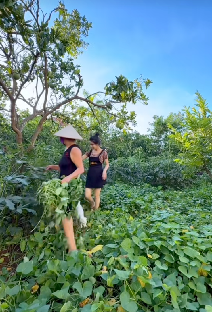 4 thế hệ, hơn 20 người sống chung tr&ecirc;n mảnh đất 3.000m2 ở H&agrave; Nội: Người phụ nữ 